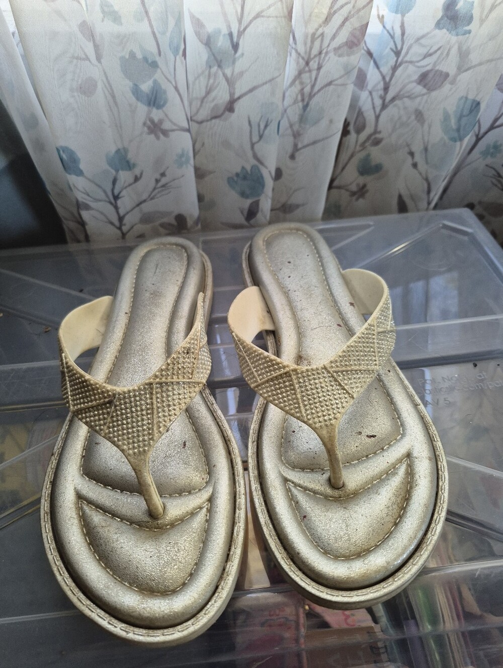 Women’s Metallic Silver Flip Flop Sandals - Picture 3 of 4